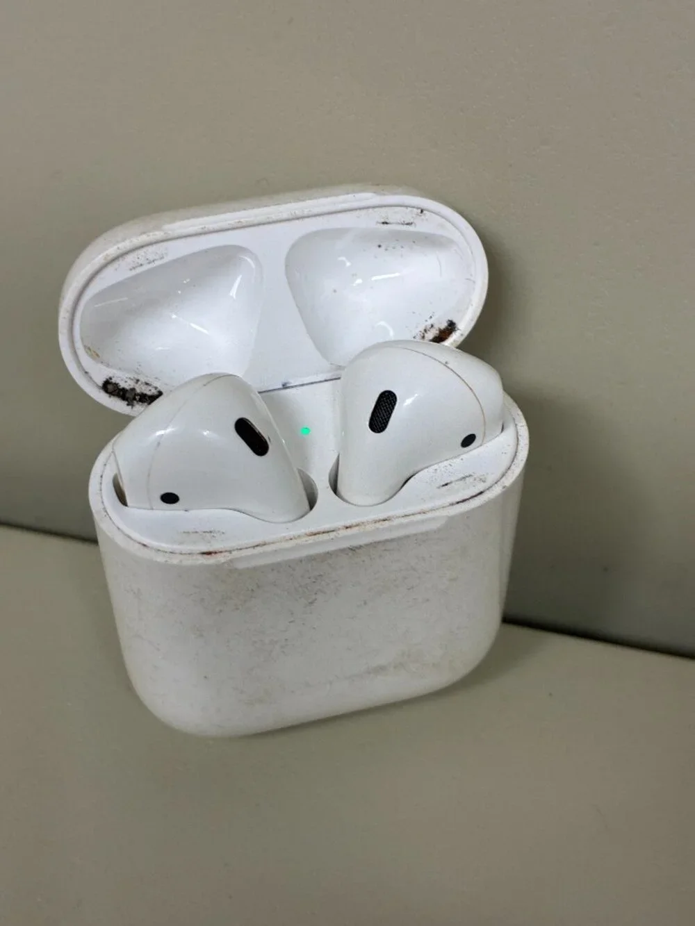 Apple AirPods 2nd Gen w/ Charging Case White Model A2031 Tested Working